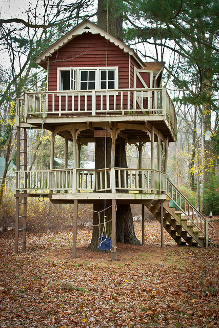 40 Fancy Treehouses and Playhouses