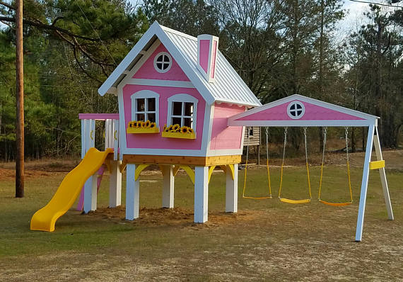 little girl play houses
